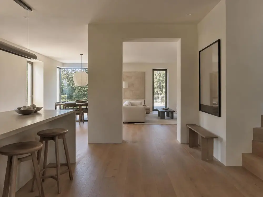 Interno con ambienti collegati, aperture e luce naturale